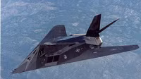 [ẢNH] Mỹ cho cần cẩu nghiền nát 'chim ưng đêm tàng hình' F-117