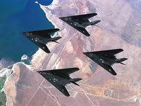 [ẢNH] Mỹ cho cần cẩu nghiền nát 'chim ưng đêm tàng hình' F-117