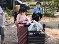[Ảnh] 15 công dân hoàn thành cách ly tập trung tại bệnh viện CATP Hà Nội được trở về nhà
