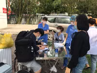[Ảnh] 15 công dân hoàn thành cách ly tập trung tại bệnh viện CATP Hà Nội được trở về nhà