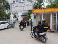 [ẢNH] Sát cánh cùng Cảnh sát Cơ động trong buổi tuần tra xử lý vi phạm về mũ bảo hiểm