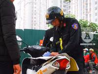 [ẢNH] Sát cánh cùng Cảnh sát Cơ động trong buổi tuần tra xử lý vi phạm về mũ bảo hiểm