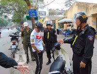 [ẢNH] Sát cánh cùng Cảnh sát Cơ động trong buổi tuần tra xử lý vi phạm về mũ bảo hiểm