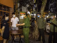 Công an Hà Nội tuần tra, tuyên truyền phòng chống dịch Covid-19