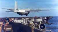 Không thể tin vào mắt khi xem vận tải cơ C-130 hạ cánh trên tàu sân bay