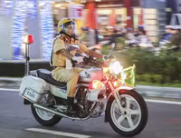 Cảnh sát phân luồng xe APEC dưới mưa