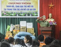 Sẻ chia yêu thương với trẻ em kém may mắn