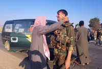 [ẢNH] Quân đội Syria cùng vũ khí hạng nặng ào ạt trở lại thị trấn Tal Tamr