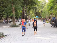 Đá hoa cương thay đổi diện mạo vỉa hè hồ Gươm