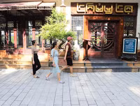 Đá hoa cương thay đổi diện mạo vỉa hè hồ Gươm