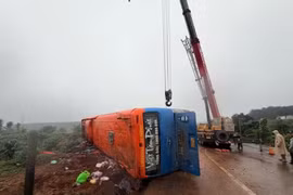 Thủ tướng yêu cầu khẩn trương khắc phục hậu quả vụ lật xe khách chở 34 người tại Gia Lai