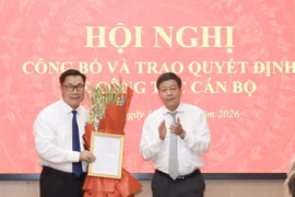 UBND TP Hà Nội trao quyết định bổ nhiệm ông Nguyễn Quang Hiếu làm Giám đốc Sở Nội vụ