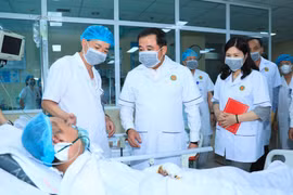 Bí thư Thành ủy Hà Nội Trần Đức Thắng vào bệnh viện thăm hỏi, động viên nạn nhân vụ cháy tại Tây Hồ