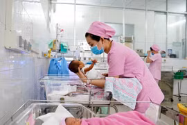 Từ 1-1-2027, phụ nữ sinh đủ 2 con trước 35 tuổi được hỗ trợ tối thiểu 2 triệu đồng