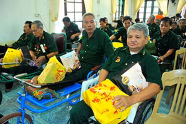 Hơn 1,5 triệu người có công, thân nhân liệt sĩ được tặng quà 300.000 đồng và 600.000 đồng/người dịp 27-7