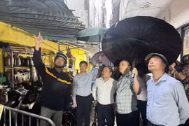 Chủ tịch UBND TP Hà Nội đến hiện trường vụ cháy tại Thụy Khuê để chỉ đạo xử lý