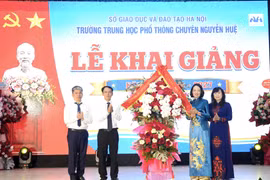 Phó Bí thư Thường trực Thành ủy Hà Nội dự lễ khai giảng tại Trường THPT chuyên Nguyễn Huệ