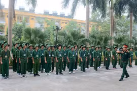 Sĩ quan quân đội được trợ cấp 5 tháng tiền lương cho mỗi năm nghỉ hưu trước hạn tuổi