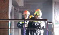Suốt đêm dập lửa, cứu người tại chung cư Carina, chiến sĩ Cảnh sát PCCC bỏng rộp cả bàn tay
