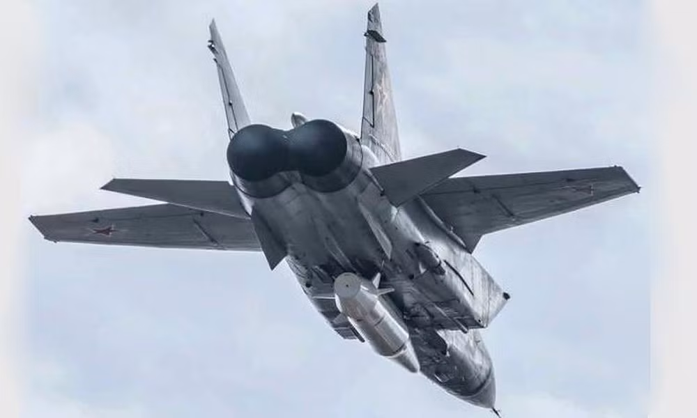 MiG-31K: Vì sao Nga biến tiêm kích đánh chặn thành máy bay mang Kinzhal?