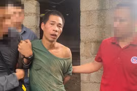 Trốn truy nã, kẻ vận chuyển 35 bánh heroin luôn 'găm' theo súng 