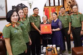 Công an thành phố Hà Nội thăm hỏi, tri ân nguyên lãnh đạo và gia đình cán bộ Công an