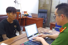 Nợ 30 triệu đồng, mang dao đi cướp hàng chục chiếc điện thoại di động iPhone