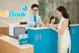 Quầy giao dịch đứng và cabin tư vấn sẽ là nơi khách hàng được giao dịch viên trực tiếp tư vấn và hỗ trợ các nghiệp vụ cần thiết