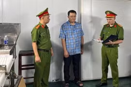 Công an Hà Nội lật tẩy doanh nghiệp sản xuất hàng triệu lọ C Sủi giả