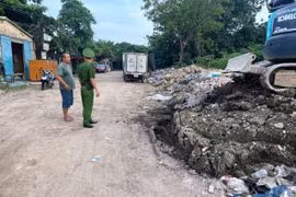 Thu gọn đất trạc, phế thải tại ngõ 237 Phú Viên