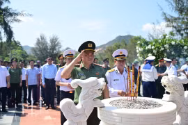 Thắm đượm nghĩa tình Công an Thủ đô với quân và dân Trường Sa