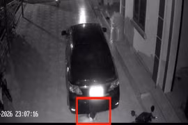 Nửa đêm phóng hỏa đốt xe ô tô của hàng xóm
