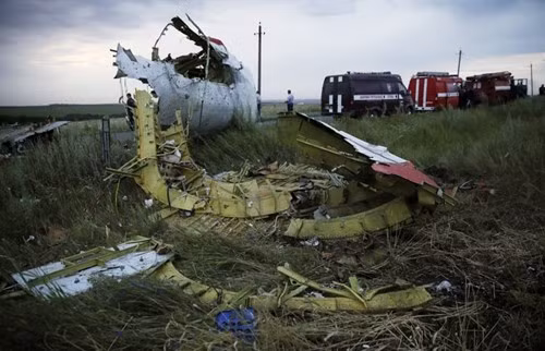 Hà Lan cho phép di dời mảnh vỡ máy bay MH17 để tìm kiếm thi thể nạn nhân ảnh 1