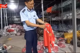 Cận cảnh gần 4000 bộ quần áo thể thao giả "hàng hiệu" bị tạm giữ