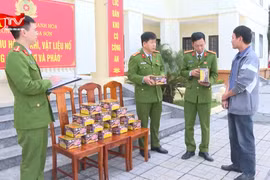 Phát hiện thùng hàng lạ, người dân giao nộp Công an