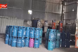 Lộ đường dây sang chiết, tiêu thụ hàng trăm bình gas giả ở Hà Nội