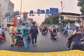 Hai người đánh nhau bằng mũ bảo hiểm giữa đường bị công an mời lên trụ sở làm việc