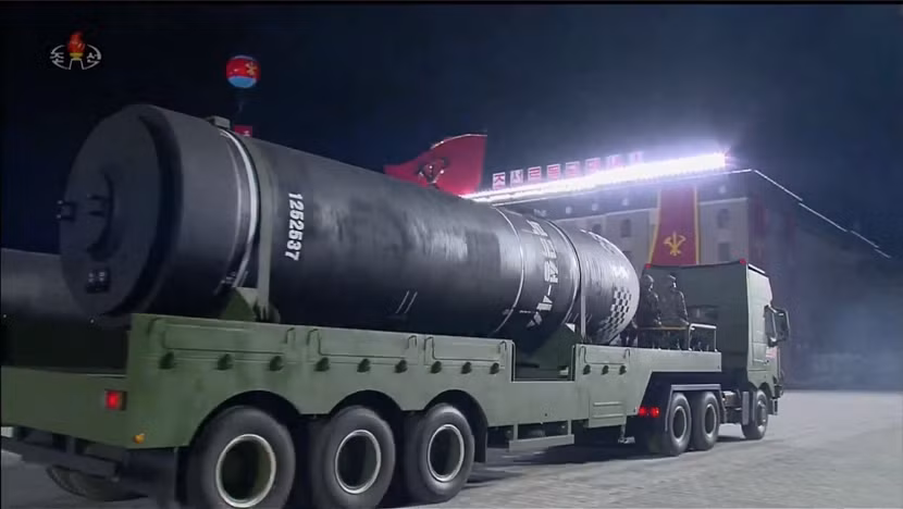 Đoạn video đăng tải bởi truyền hình trung ương Triều Tiên cho thấy, nước này đã đưa vào lễ duyệt binh loại tên lửa đạn đạo phóng từ tàu ngầm (SLBM) mới có tên gọi Pukguksong-4. Đoạn video đăng tải bởi truyền hình trung ương Triều Tiên cho thấy, nước này đã đưa vào lễ duyệt binh loại tên lửa đạn đạo phóng từ tàu ngầm (SLBM) mới có tên gọi Pukguksong-4.