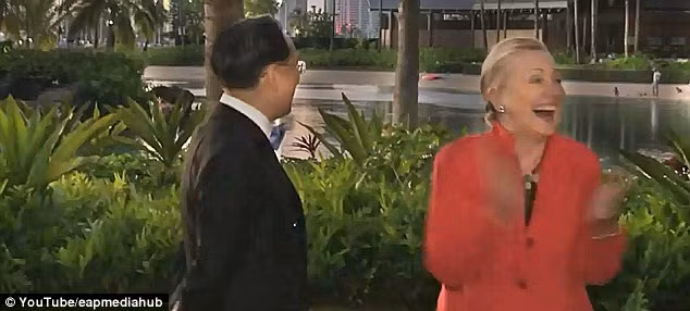 Bà Hilary Clinton bật cười trước... chàng trai khỏa thân ảnh 4