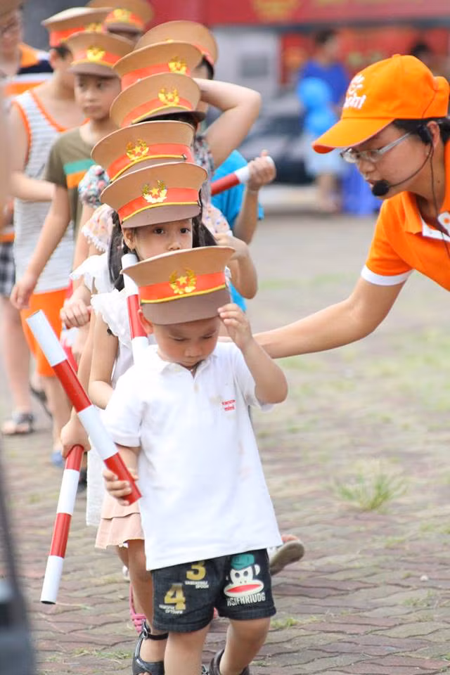Thiếu nhi tưng bừng vẽ tranh khổng lồ, trình diễn ánh sáng mừng 1/6 ảnh 11