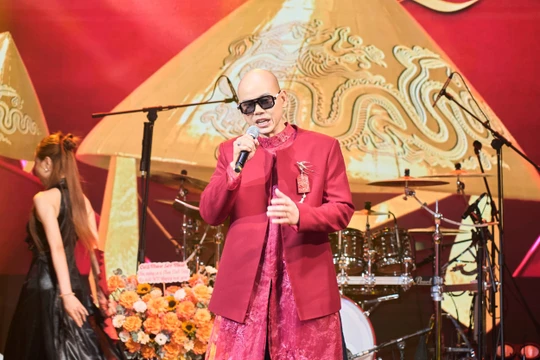 Phan Đinh Tùng trình làng MV “Happy New Year” trước thềm năm mới 