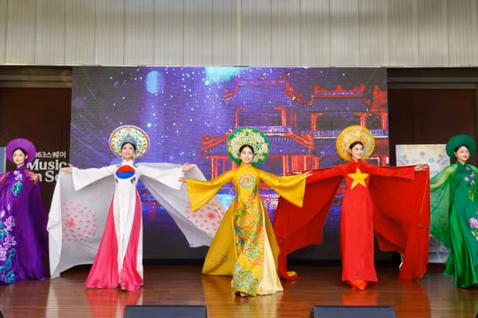 NTK - đạo diễn Nguyễn Lan Vy mang áo dài đến Hàn Quốc