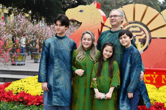 Du khách thích thú check-in không gian hoa xuân lớn chưa từng có tại Hà Nội