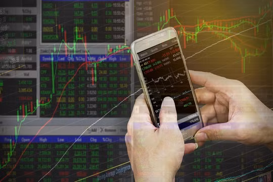 Cổ phiếu dầu khí bị bán mạnh, VN-Index rời đỉnh, giảm hơn 15 điểm