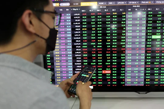 Chứng khoán chưa hết “xanh vỏ, đỏ lòng”, cổ phiếu Vingroup “gánh” chỉ số