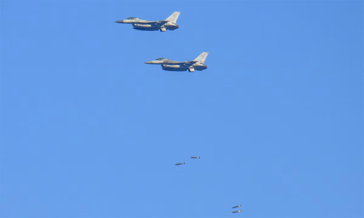 Tiêm kích KF16 thả bom Mark 82