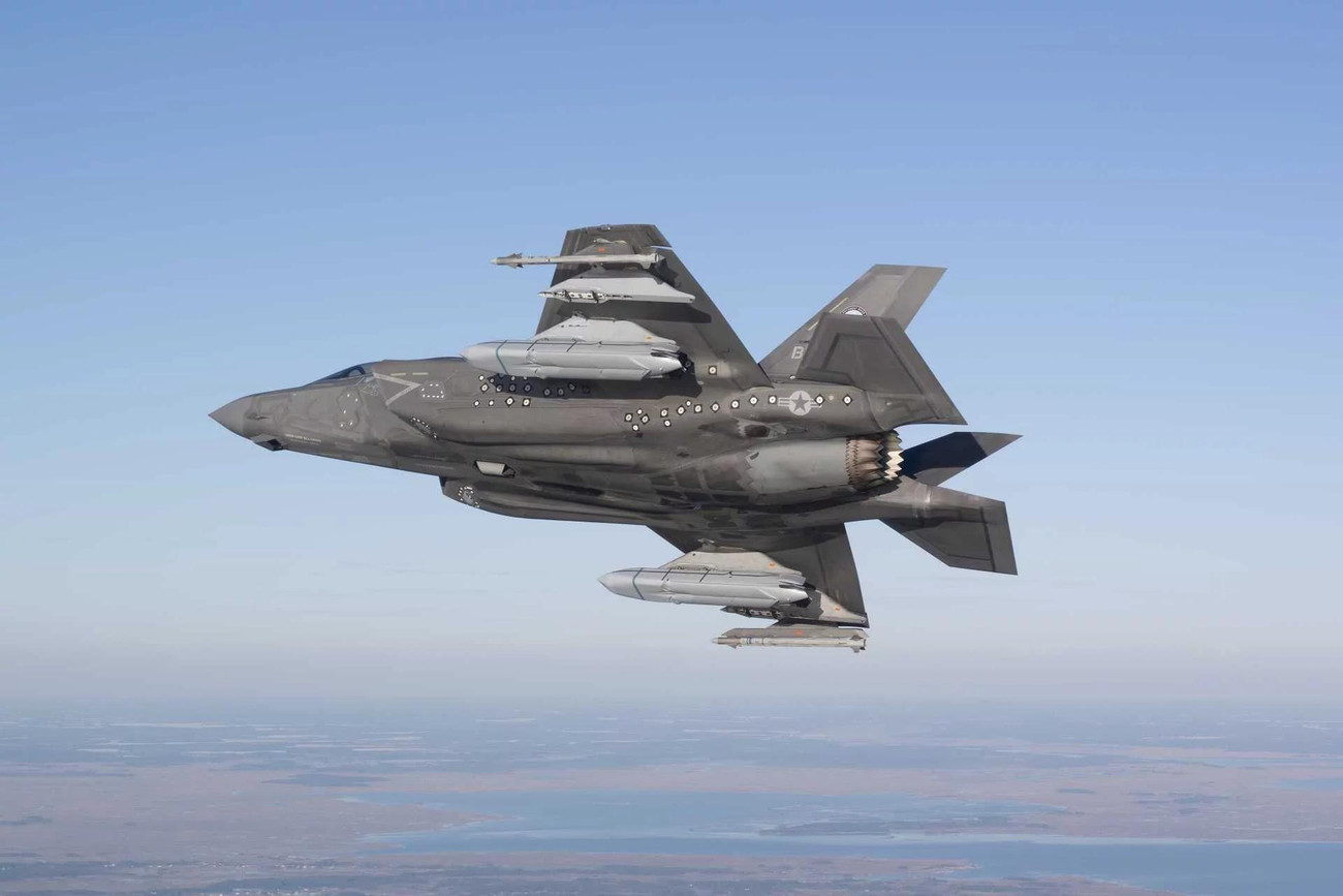 Tiêm kích F-35B trang bị tên lửa AGM-158C LRASM Tiêm kích F-35B trang bị tên lửa AGM-158C LRASM