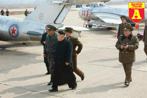 Chủ tịch Kim Jong-un đang tham quan một đơn vị không quân Triều Tiên Chủ tịch Kim Jong-un đang tham quan một đơn vị không quân Triều Tiên