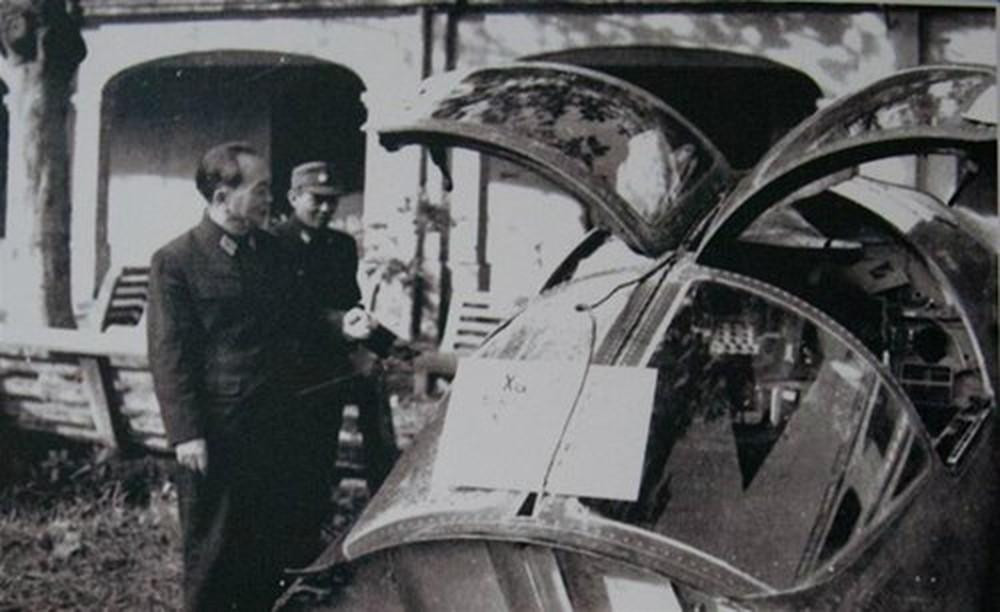 Đại tướng Võ Nguyên Giáp bên xác một chiếc F-111 bị quân dân ta bắn hạ trước chiến dịch Điện Biên Phủ trên không.