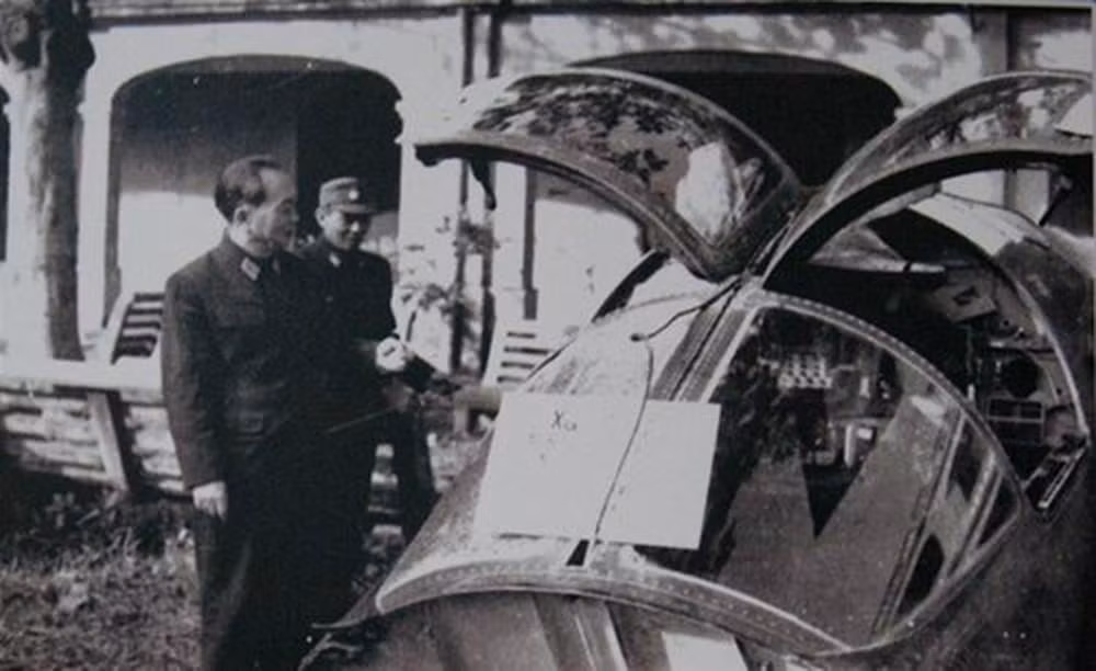 Đại tướng Võ Nguyên Giáp bên xác một chiếc F-111 bị quân dân ta bắn hạ trước chiến dịch Điện Biên Phủ trên không.